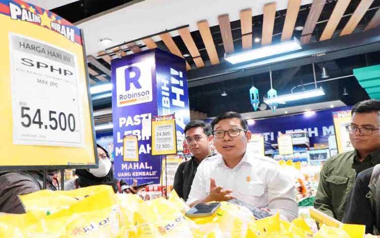 Kepala Badan Pangan Nasional (Bapanas) Arief Prasetyo Adi meninjau harga beras di Pasar Induk Beras Cipinang, Jakarta, Senin (12/2/2024). ANTARA/HO-Humas Bapanas/aa.