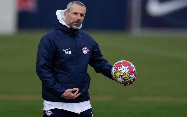 Pelatih kepala RB Leipzig Marco Rose dalam sesi latihan bersama pemain-pemainnya pada 12 Februari 2024, menjelang pertandingan leg pertama 16 besar Liga Champions antara RB Leipzig dan Real Madrid CF di Leipzig, Jerman Timur. (AFP/ODD ANDERSEN)