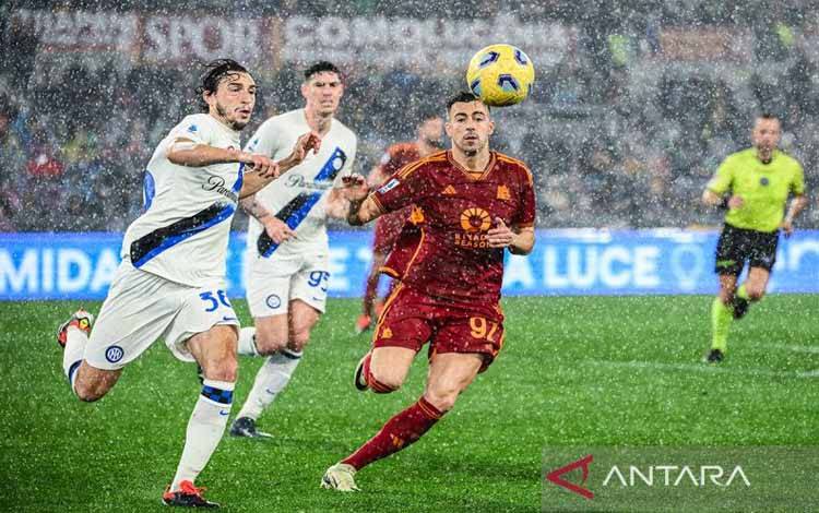 Bek Inter Milan Matteo Darmian (kiri) berebut bola dengan striker Roma Stephan El Shaarawy pada laga Serie A di Olimpico Roma, Sabtu (10/2/2024). ANTARA/AFP/Alberto Pizzoli/am.