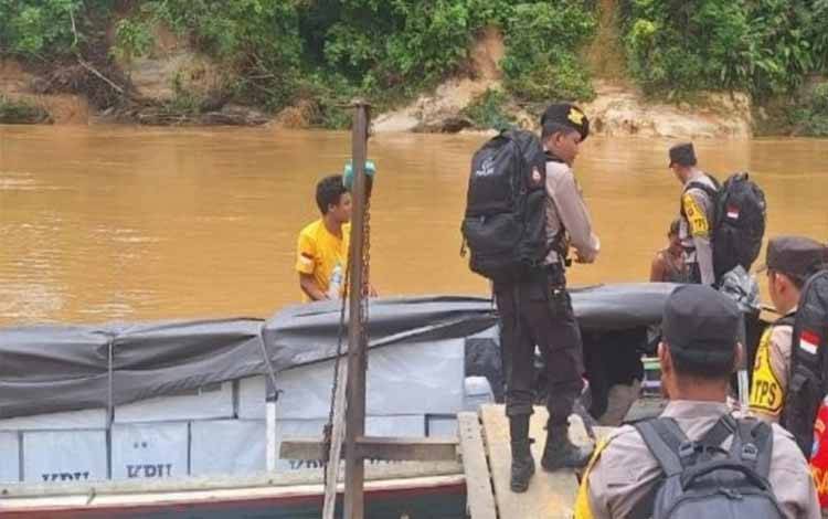 Polres Kapuas Lakukan Pengawalan dan Pengamanan Distribusi Logistik Pemilu Jalur Air