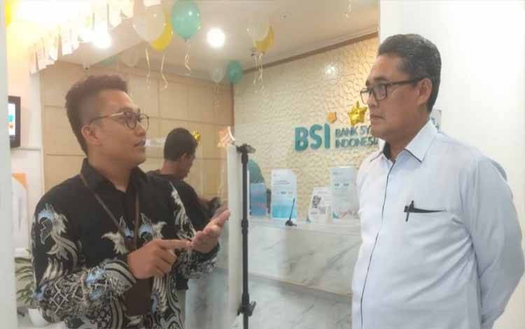 Kasi PHU Kemenag Kapuas, Sutrisno saat berkoordinasi dengan pihak BSI terkait pelunasan Bipih calon jemaah haji tahun 1445 H/2024 M. (FOTO: IST)