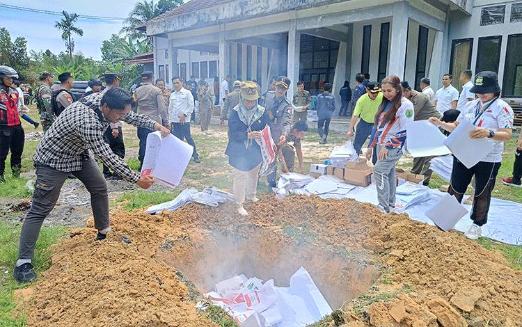 KPU Barito Timur Musnahkan Surat Suara Rusak dan Sisa
