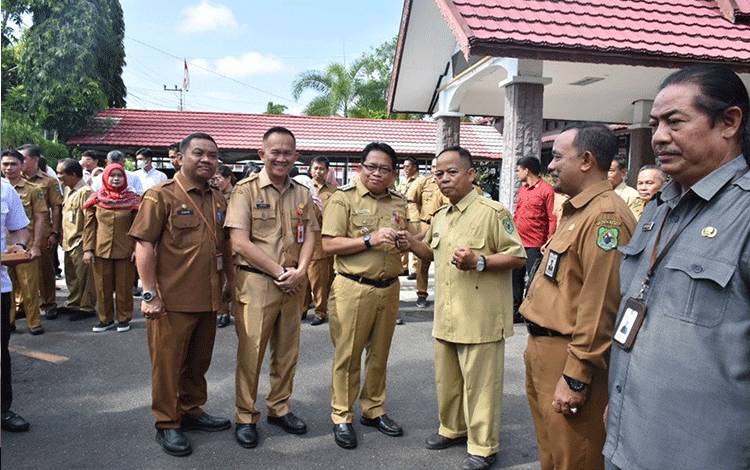 Korwil Bidang Pendidikan se Kabupaten Kapuas Terima Motor Dinas
