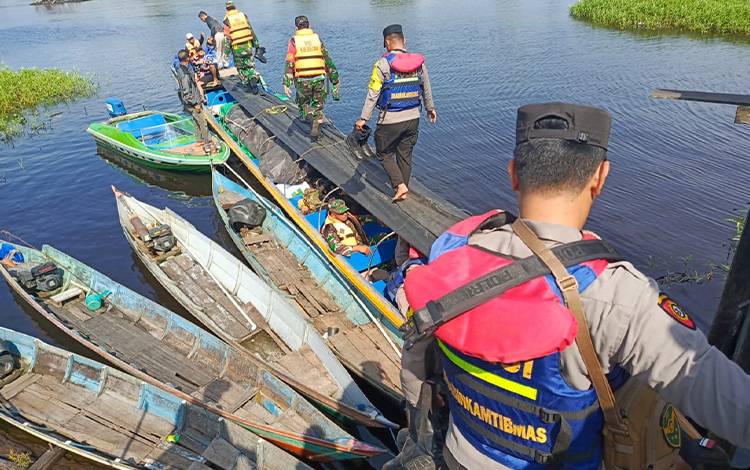 Distribusi Logistik Pemilu 5 Desa di Kecamatan Danau Sembuluh Melalui Jalur Sungai