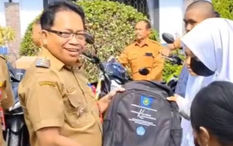 Dinas Pendidikan Kapuas Salurkan Bantuan Perlengkapan Sekolah untuk Pelajar Kurang Mampu