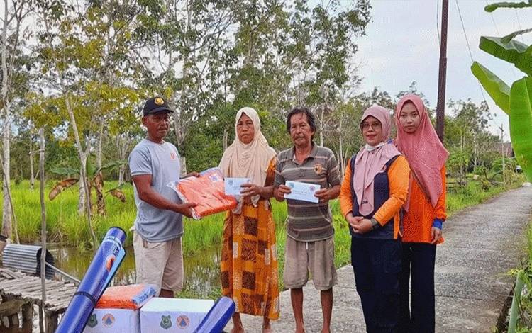 BPBD Kapuas Salurkan Bantuan Korban Rumah Terbakar di Desa Banama