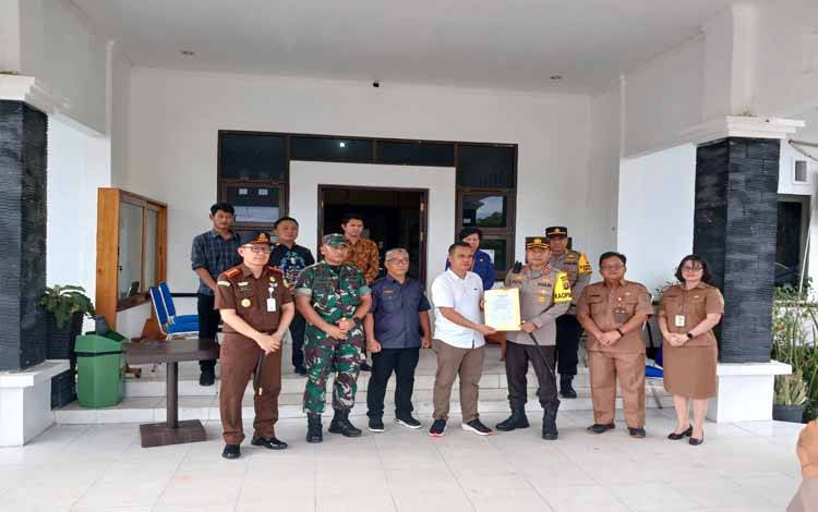 Ketua KPU Kabupaten Katingan Wahyuni bersama Kapolres Katingan AKBP I Gede Putu Widyana menunjukkan berita acara pemusnahan kelebihan surat suara pemilu, Selasa, Februari 2024.