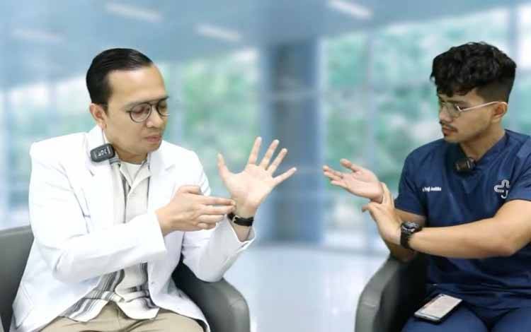 Spesialis Jantung dan Pembuluh Darah Konsultan Elektrofisiologi (Aritmia) RSUD Tarakan dr. Sebastian A. Manurung, Sp. JP(K) (kiri) memberikan paparan mengenai jantung di YouTube RSUD Tarakan. (ANTARA/Pamela Sakina)