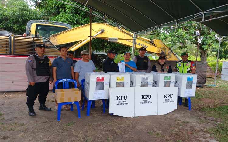 Petugas KPPS di TPS 38 Kereng Humbang, Kelurahan Kasongan Lama, Kecamatan Katingan Hilir pada H - 1 kemarin menerima logistik yang didistribusikan pihak PPK setempat.