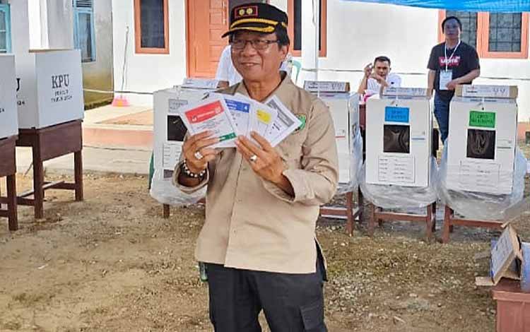 Sekda Barito Timur Gunakan Hak Pilih di TPS 15 Tamiang Layang