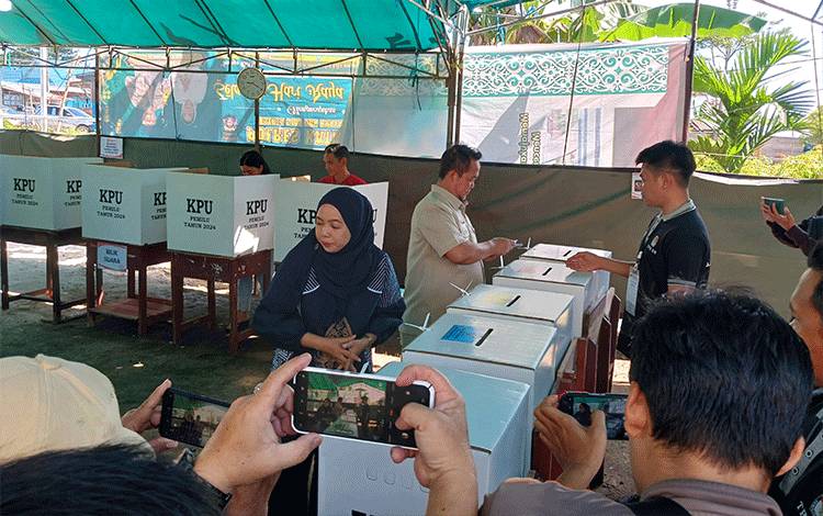 Pj Bupati Katingan dan Istri Gunakan Hak Pilih di TPS 25, Begini Katanya