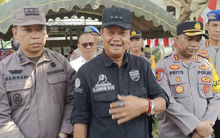 Pj Bupati Seruyan Djainuddin Noor didampingi Forkopimda saat memantau pelaksanaan pemungutan suara Pemilu 2024 di beberapa TPS di Kuala Pembuang. ( FOTO : FAHRUL)