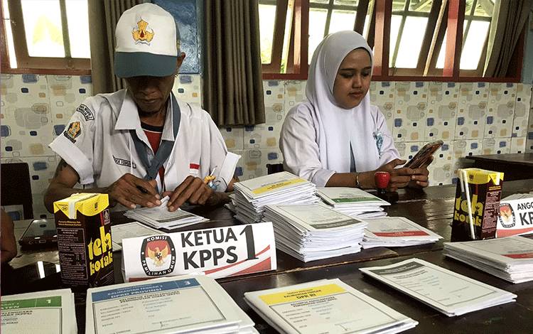 Unik, Petugas KPPS TPS 2 Sidorejo Berseragam SMA di Hari Pemilu 2024