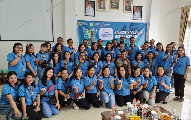 Wakil Bupati Gunung Mas Efrensia L.P Umbing bersama dengan Direktur RSUD Kuala Kurun Rusni D Mahar dan pegawai di RSUD Kuala Kurun. (FOTO: IST)