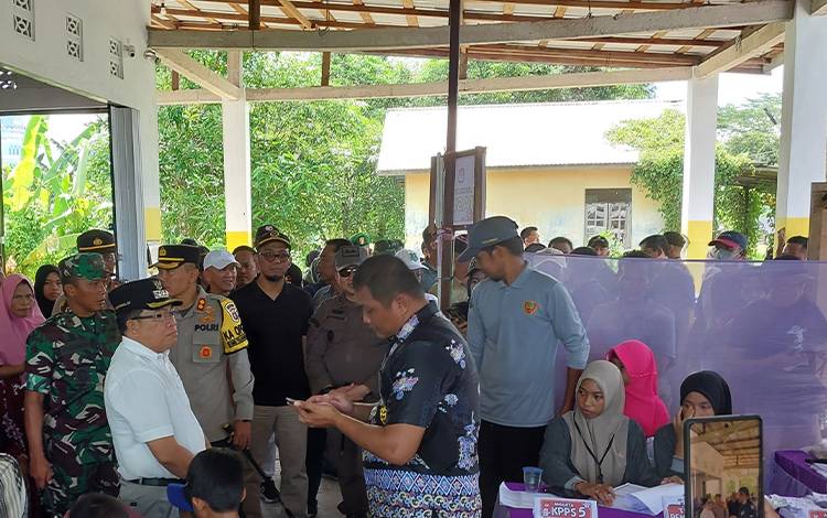 Pj Bupati Kapuas Bersama Unsur Forkopimda Tinjau Sejumlah TPS