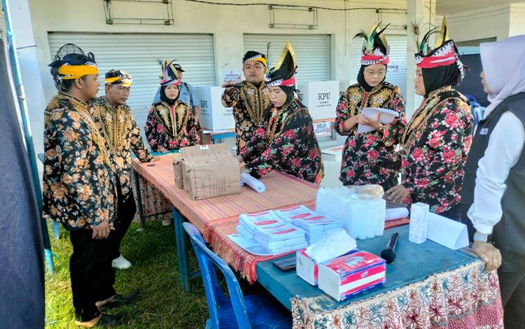 Petugas TPS 10 Kalampangan Tampil dengan Baju Kuda Lumpingan
