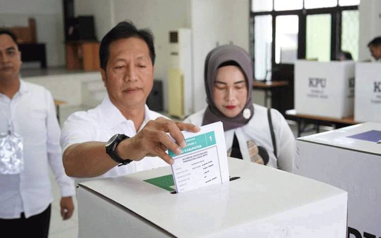 Pj Bupati Barut dan Istri Gunakan Hak Suara di TPS 41