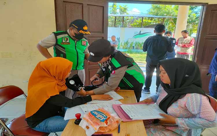 Polda Kalteng Bantu Petugas KPPS dengan Pemeriksaan Kesehatan dan Obat Gratis