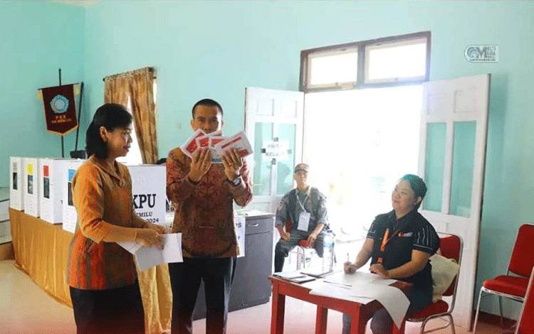Penjabat Bupati Murung Raya, Hermon melakukan pencoblosan dalam Pemilu 2024 di TPS 044