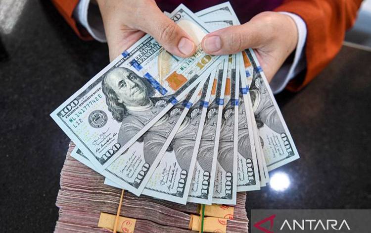Ilustrasi - Petugas menunjukan uang pecahan dolar AS di gerai penukaran mata uang asing VIP (Valuta Inti Prima) Money Changer, Jakarta. ANTARA FOTO/Muhammad Adimaja/YU/am.