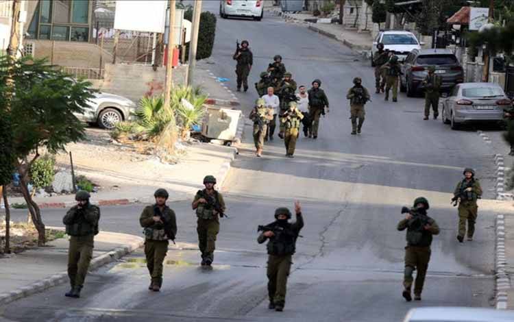 Tentara Israel Lanjutkan Serangan Tepi Barat, Tangkap Warga Palestina
