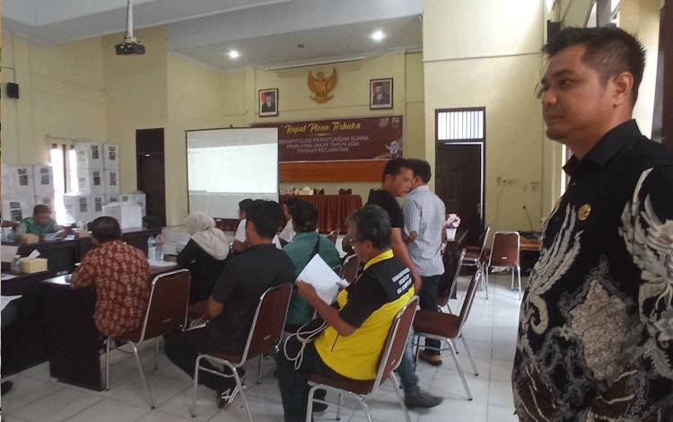 Camat Arsel Indra Wardhana saat menyaksikan proses penghitungan suara pemilu 2024 tingkat Kecamatan Arsel yang mulai digelar Jumat, 16 Februari 2024.