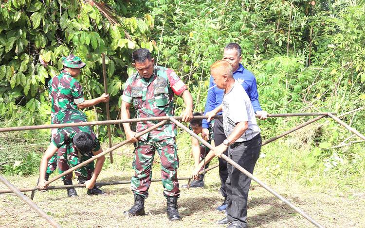 Warga Semangat Bantu Satgas Pra TMMD ke-119 Kodim 1013 Muara Teweh