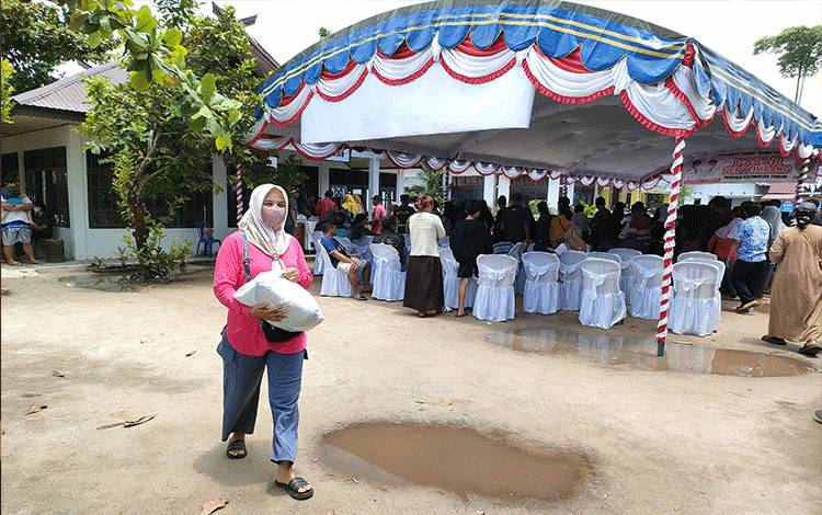 Paket Sembako Pasar Penyeimbang Pemprov Kalteng Disambut Antusias Masyarakat