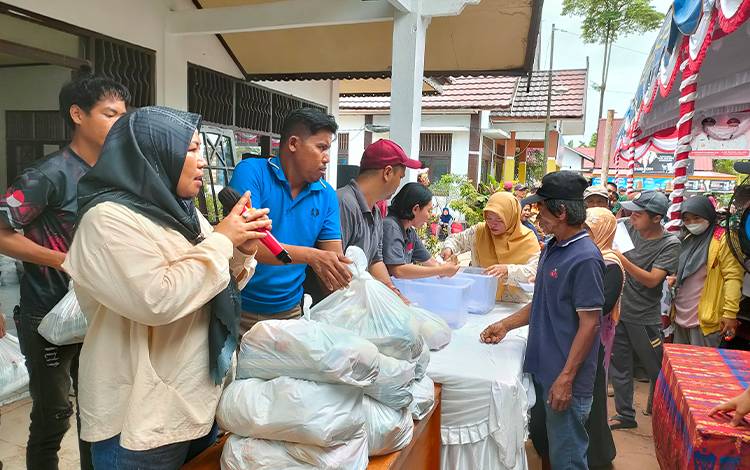 Penyaluran Paket Sembako Pasar Penyeimbang Kelurahan Panarung Berjalan Lancar
