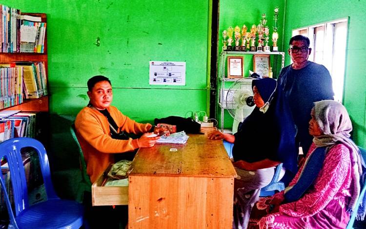Suasana saat akan penyaluran bansos di Kantor Desa Pulau Mambulau, Kecamatan Bataguh. (FOTO: IST)