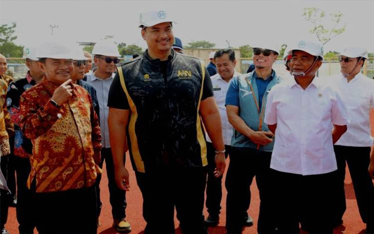 Menteri Pemuda dan Olahraga Dito Ariotedjo (kedua kiri) bersama Menteri Koordinator Bidang Pembangunan Manusia dan Kebudayaan Muhadjir Effendy (ketiga kiri) saat meninjau venue PON XXI di Sumatera Utara, Jumat (16/2/2024). (ANTARA/HO-Humas Kemenpora)