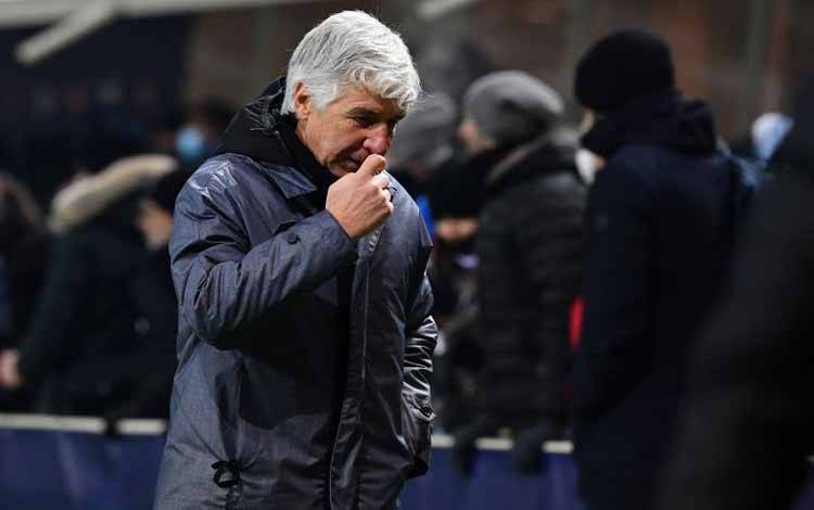 Pelatih Atalanta Gian Piero Gasperini meninggalkan lapangan di akhir laga Grup F Liga Champions melawan Villareal di Stadion Azzuri, Italia, Bergamo, 9 Desember 2021. (AFP/ISABELLA BONOTTO)