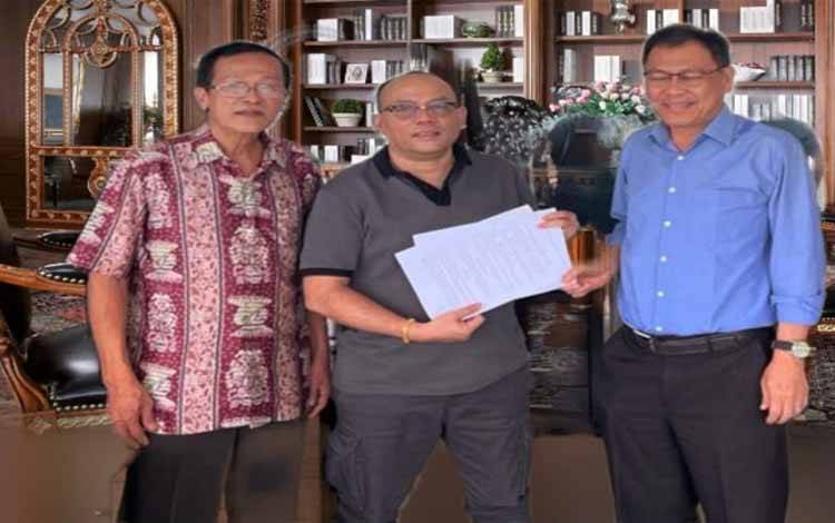 Direktur Utama CV Dua Putri/PT Dua Putri Sinarlapan yang juga pemegang saham di PT BMB Cornelis Nalau Anton (Tengah) foto bersama dengan Direksi PT BMB, Tai Siak Heng dan Stanislaus usai merumus dan penandatanganan perjanjian Penyelesaian Perselisihan/Perdamaian, Nomor: 008/BMB-MRO/XII/2023 di Palangka Raya pada 6 Desember 2023. (Foto: Ist)