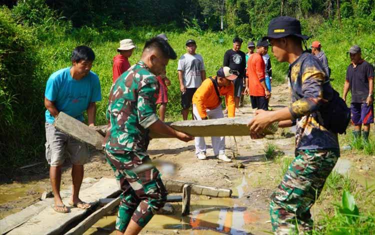 Personel Kodim Katingan Perbaiki Jalan Desa Luwuk Kiri