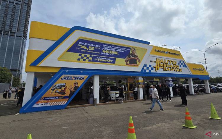 Tenan momotor.id dan momobil.id di Indonesia Internasional Motor Show (IIMS) 2024 (ANTARA/H.O Adira Finance)