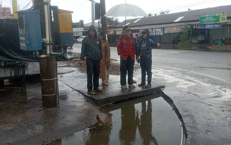 Pasca Hujan Pj Wali Kota Palangka Raya Tinjau Drainase Jalan Sethadji