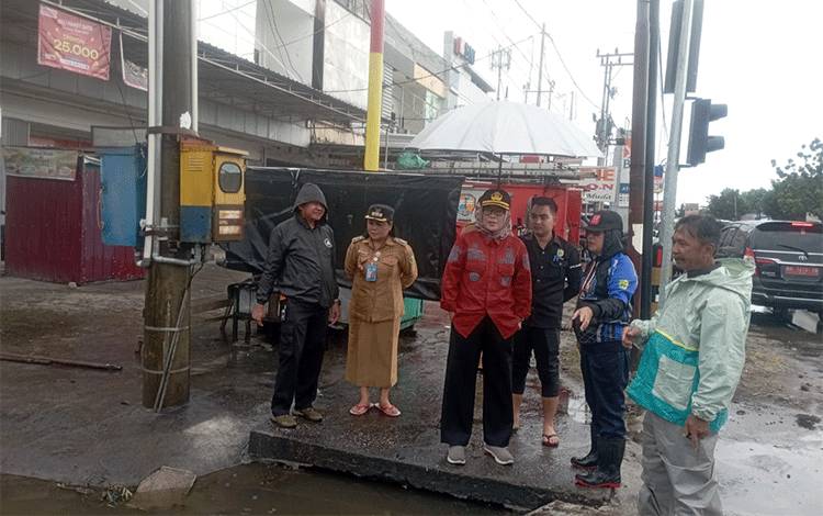 Lurah Langkai Ajak Warga Gotong Royong Jaga Kebersihan Drainase