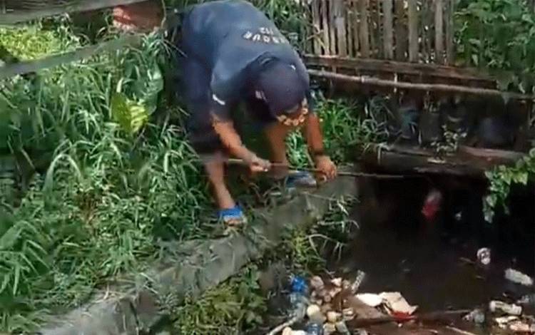 Anggota DPKP Palangka Raya saat membersihkan drainase di Jalan Sethadji (Foto : PATHUR)