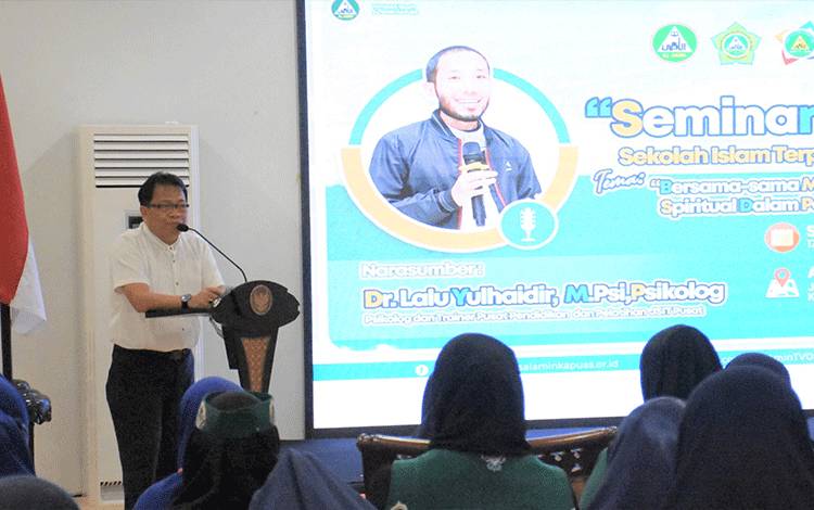 Pj Bupati Kapuas, Erlin Hardi saat menghadiri kegiatan Seminar Parenting yang di selenggarakan oleh Sekolah Islam Terpadu (SIT) Al-Amin Kapuas. (FOTO: IST)