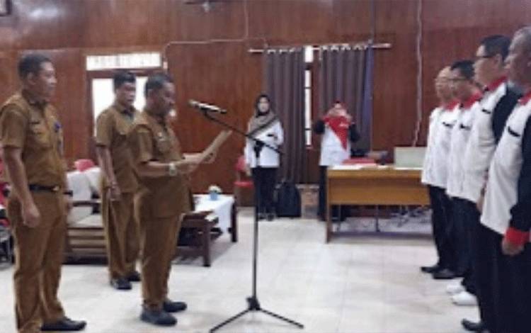 Kadisdik Kukuhkan Pengurus MKKS SMP Kapuas Periode 2024 - 2027