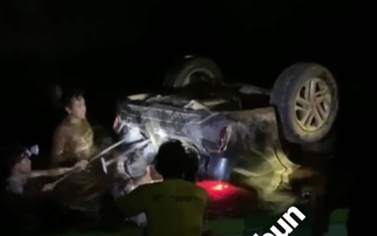 Baru 6 Hari Dipakai, Mobil Terios Masuk Parit di Mendawai Seberang