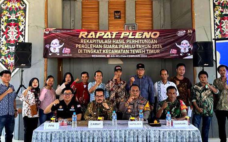 PPK Teweh Timur foto bersama Camat dan unsur Tripika, saksi parpol dan lainnya foto bersama usai pembukaan rapat pleno Rekapitulasi Hasil Perhitungan Pemilu Tahun 2024 Tingkat Kecamatan Teweh Timur yang dilaksanakan pada 17-18 Februari 2024 di aula Kecamatan Teweh Timur, Sabtu, 17 Februari 2024. (FOTO: DHANI)