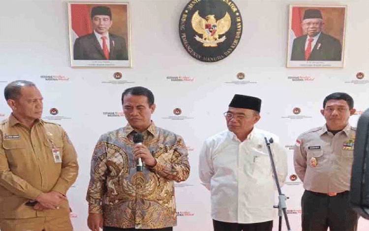 Menteri Pertanian (Mentan) Andi Amran Sulaiman (kedua kiri), Menteri Koordinator Bidang Pembangunan Manusia dan Kebudayaan (Menko PMK) Muhadjir Effendy (kedua kanan), di Jakarta, Senin (19/2/2024). ANTARA/HO-Humas Kementan