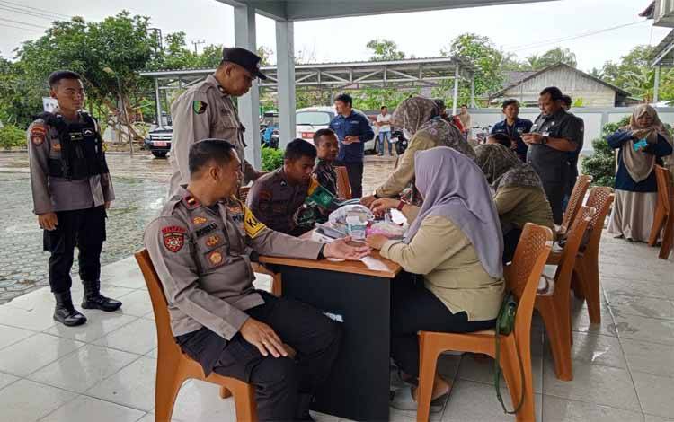 Pemeriksaan kesehatan kepada petugas Pemilu saat proses rekapitulasi di Kecamatan Seruyan Hilir (Foto : IST)