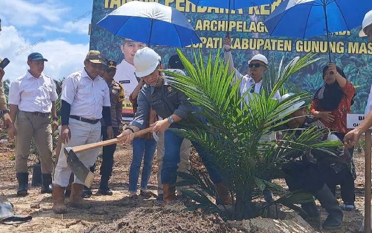Ini Tanggapan Bupati Gunung Mas Usai Ikut Tanam Perdana Plasma PT ATA