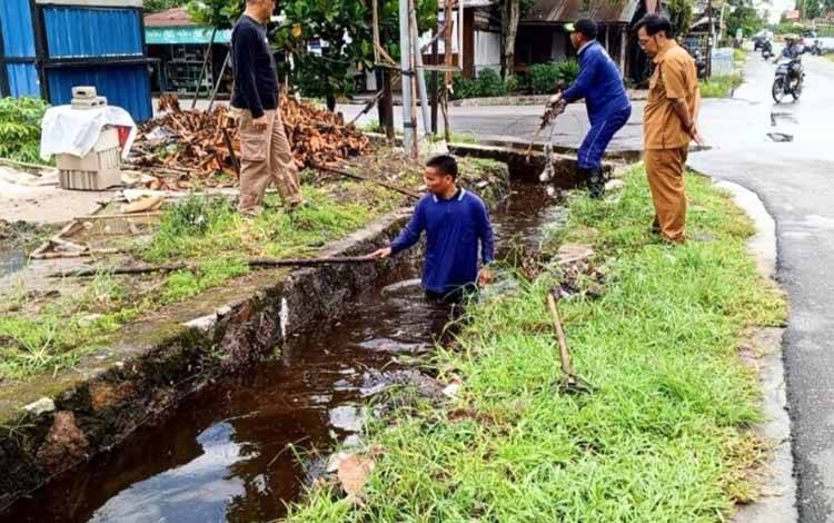 Dinas PUPR Palangka Raya Bersihkan Drainase Jalan Rajawali