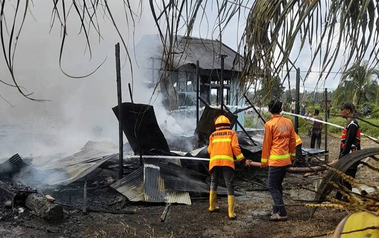 Kebakaran Hanguskan Dua Rumah Warga di Desa Anjir Mambulau Barat