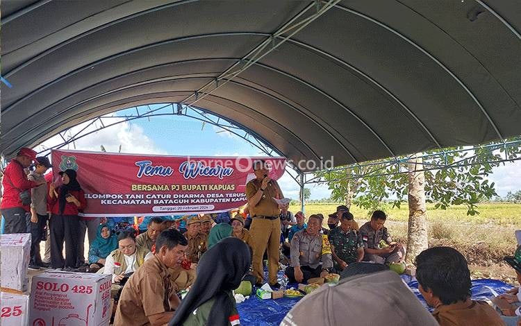 Pj Bupati Temu Wicara Bersama Kelompok Tani Desa Terusan Makmur