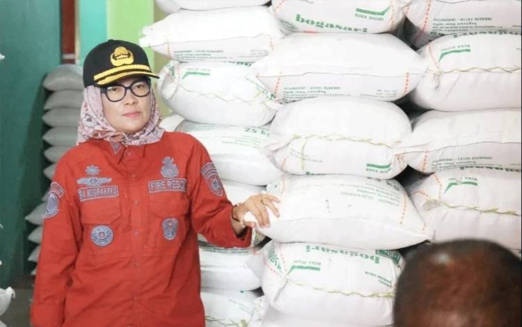 Pj Wali Kota Palangka Raya Mengajak Masyarakat Mengonsumsi Beras SPHP Bulog