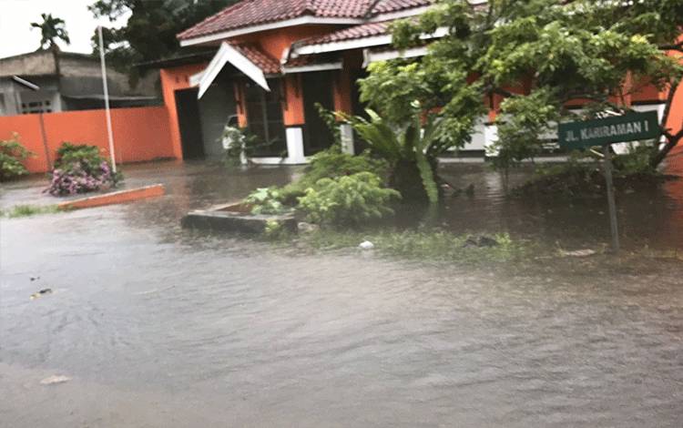 350 Halaman Rumah Warga Jalan Pangeran Samudra Palangka Raya Tergenang Air